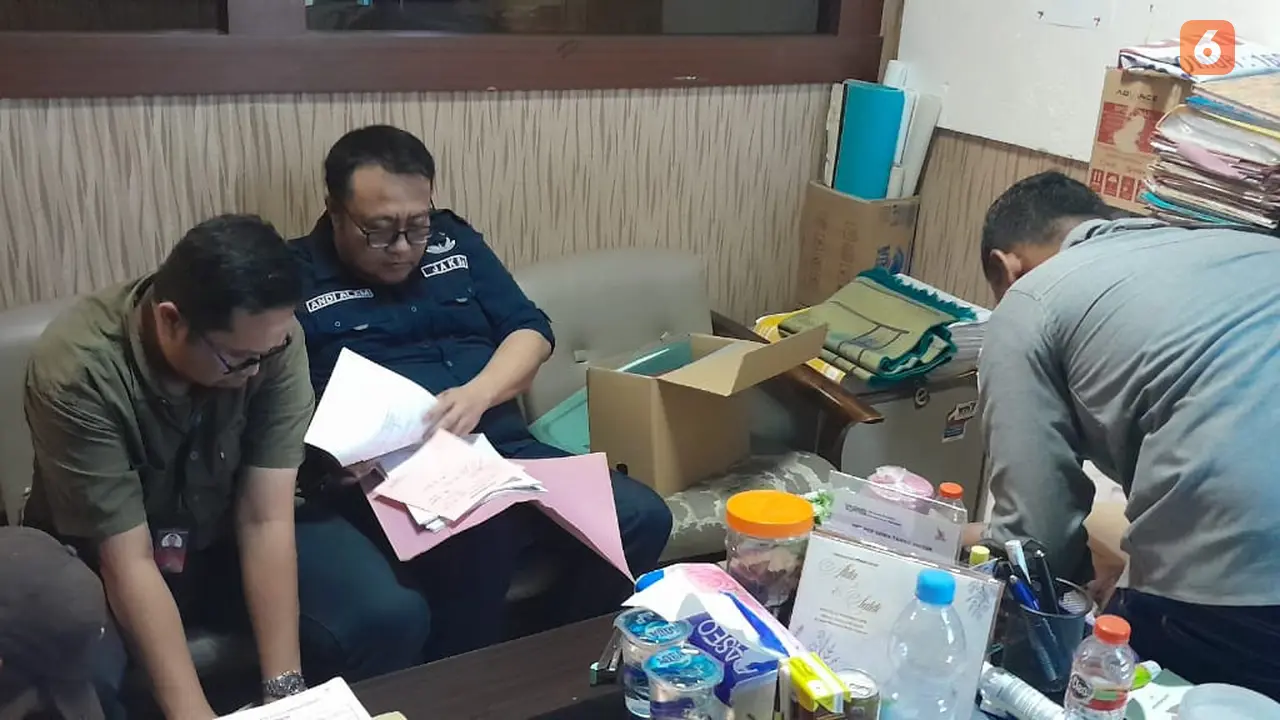 Tim Penyidik Tipikor Kejari Makassar menggeledah sejumlah ruangan di Kantor Dinas Pertanahan Kota Makassar serta rumah para tersangka dugaan korupsi pembebasan lahan industri persampahan di Kota Makassar TA 2012, 2013 dan 2014 (Liputan6.com/Eka Hakim)