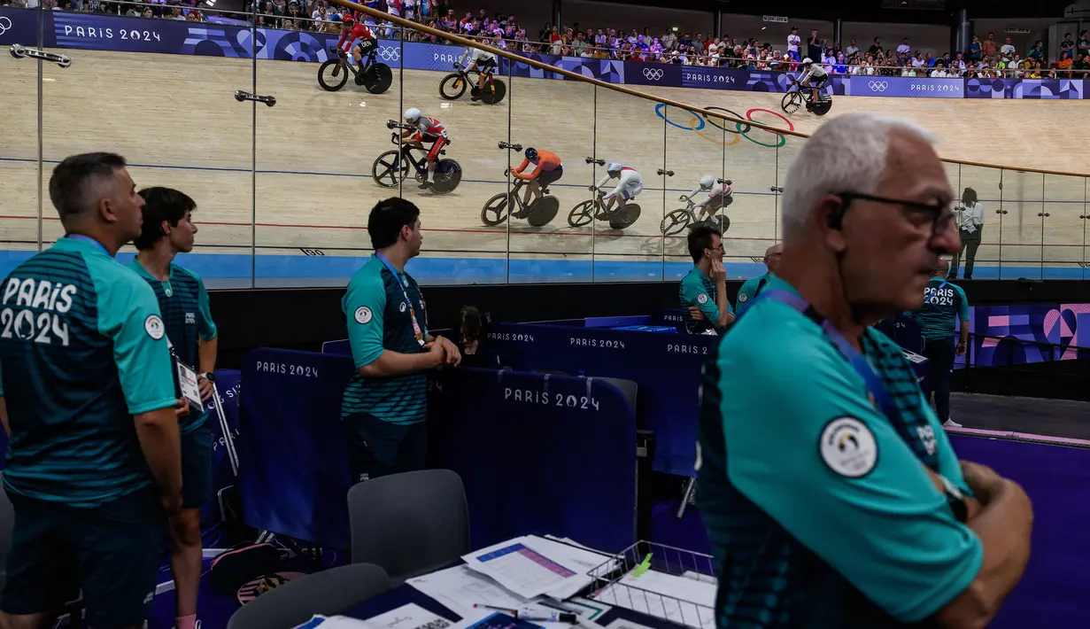 Sejumlah volunteer saat perlombaan balap sepeda putra selama Olimpiade Paris 2024 di Velodrome Nasional Saint-Quentin-en-Yvelines, Paris, Prancis pada 8 Agustus 2024. (AFP/Jeff Pachoud)