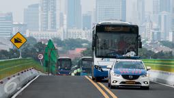 Petugas berjaga di jalur bus transjakarta Koridor 13 (Ciledug-Tendean) saat ujicoba, Jakarta, Senin (15/5). Koridor ini direncanakan akan beroperasi pada Hari Ulang Tahun Kota Jakarta 22 Juni mendatang. (Liputan6.com/Gempur M Surya)