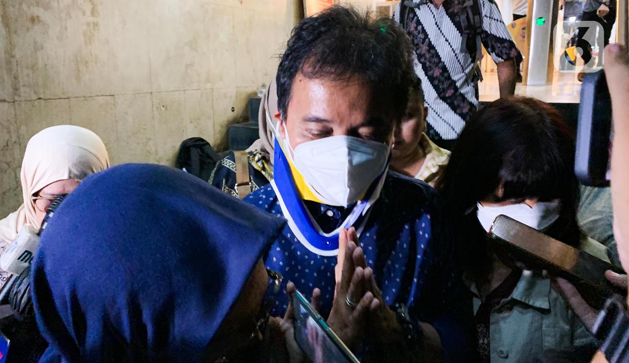 Roy Suryo usai menjalani pemeriksaan di Direskrimum Polda Metro Jaya, Jakarta, Kamis (28/7/2022). Roy Suryo telah menjalani pemeriksaan lanjutan sebagai tersangka kasus meme stupa Candi Borobudur. (Liputan6.com/Faizal Fanani)