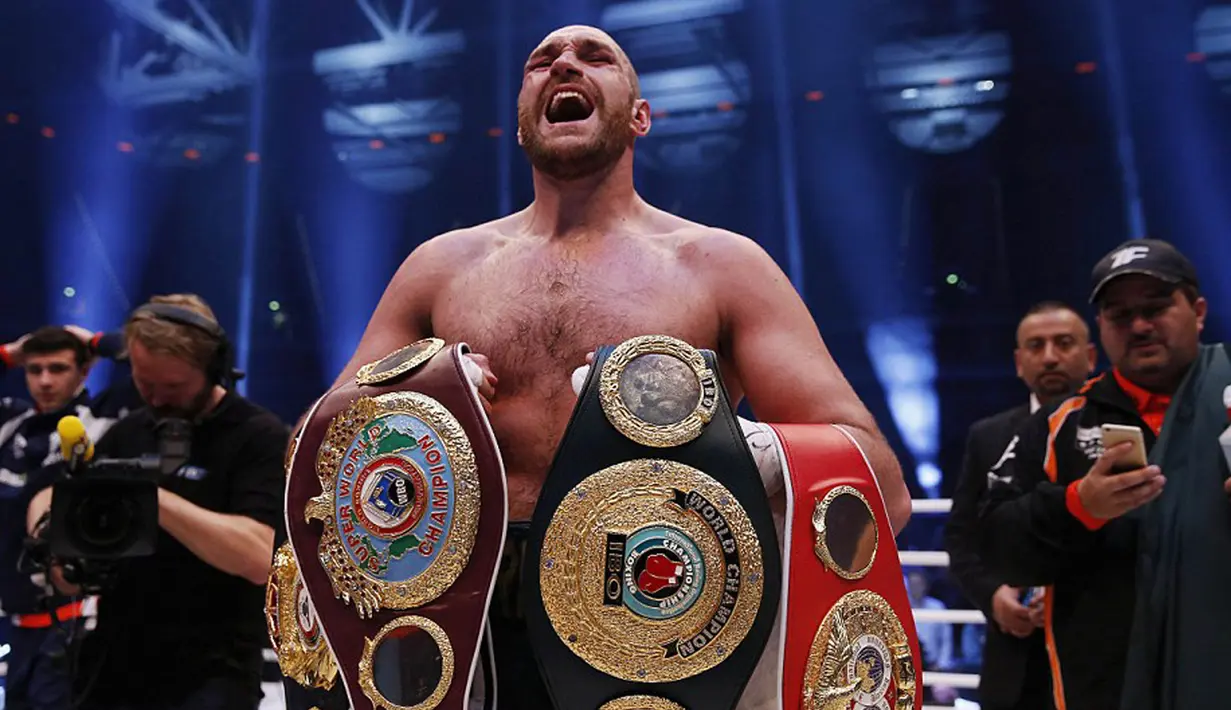 Tyson Fury kini menjadi penguasa baru tinju kelas berat dunia. Petinju asal Inggris itu membuat kejutan dengan mengalahkan Wladimir Klitschko dengan kemenangan angka mutlak, Minggu (29/11/2015). (Dailymail.co.uk)