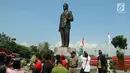 Patung Proklamator RI Soekarno yang disebut "Putra Sang Fajar" ‎diresmikan di simpang Herlingga, Kota Blitar, Selasa (6/6). Peresmian patung ke 5 Bung Karno di Blitar ini bertepatan dengan Hari Lahir Bung Karno pada 6 Juni 1901. (Liputan6.com/Johan Tallo)