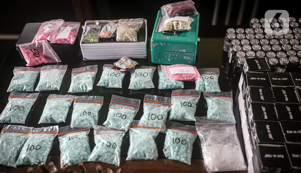Barang bukti ditunjukkan saat rilis kasus narkoba jaringan internasional di Gedung Bareskrim Mabes Polri, Jakarta, Kamis (11/8/2022). Dalam penyitaan terdapat barang bukti narkotika jenis pil xtc serta alat pembuatnya. (Liputan6.com/Faizal Fanani)