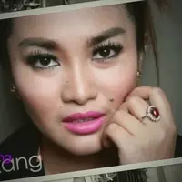 Fitri Carlina punya cara sendiri untuk membangun keharmonisan dengan suaminya, Hendra Sumendap. Meskipun sering berpisah karena sang suami bekerja di sebuah maskapai penerbangan, Fitri punya cara agar hubungannya tetap harmonis dengan suami. 