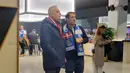 Seorang fans dari Athletic Bilbao dan fans dari Real Socieadad saling berbincang ketika menunggu laga lanjutan Liga Spanyol 2023/2024 antara  Athletic Bilbao dan Real Sociedad di Stadion San Mames, Bilbao, Spanyol, 13 Januari 2024. (Bola.com/Yus Mei Sawitri)