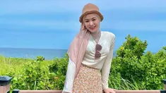 10 tahun jadi mualaf, Ayana Moon kerap jadi sorotan publik. Bahkan ia memutuskan pula mengenakan hijab ketika mulai menjadi muallaf. Meski mengenakan hijab, wanita kelahiran 1995 ini tetap terlihat modis. Saat berlibur, ia pun pandai mix and match busana. (Liputan6.com/IG/@xolovelyayana)