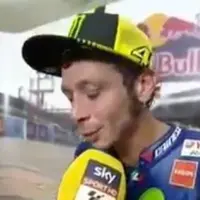 Ketemu ibu-ibu naik motor gak cuma bikin kamu jantungan. Pebalap beken Valentino Rossi pun pernah mengalaminya. Seperti apa kisahnya?