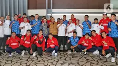 Presiden ke-6 RI Susilo Bambang Yudhoyono atau SBY (jaket cokelat) bersama Ketua Umum Pengurus Pusat PBVSI Imam Sudjarwo (tengah, kemeja putih) berfoto bersama Timnas Voli Putra Indonesia saat menyambut kedatangan mereka di Bandara Soekarno-Hatta, Tangerang, Banten, Senin (28/8/2023). (Liputan6.com/Angga Yuniar)
