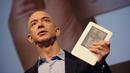 CEO Amazon Jeff Bezos mengadakan konferensi pers untuk mengungkap Kindle 2, versi terbaru dari pembaca elektronik populer Amazon, di New York, Amerika Serikat, 9 Februari 2009. Orang terkaya di dunia Jeff Bezos memutuskan mundur dari jabatannya sebagai CEO Amazon. (EMMANUEL DUNAND/AFP)