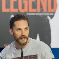 Meski kembar identik, Reggie dan Ronnie punya kepribadian yang bertolak belakang.Tom Hardy harus memerankan Ronnie yang pernah kabur dari rumah sakit jiwa lantaran terindikasi psikopat, selain itu ia merupakan pria gay.  (Bintang/EPA)
