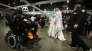 Sejumlah orang mengenakan kostum saat menghadiri ScareLA 'Monsters Come Together' di Los Angeles, California (6/8). Acara ini menjadi ajang pertemuan bagi para penggemar film horor. (AFP Photo/Mark Ralston)