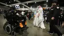 Sejumlah orang mengenakan kostum saat menghadiri ScareLA 'Monsters Come Together' di Los Angeles, California (6/8). Acara ini menjadi ajang pertemuan bagi para penggemar film horor. (AFP Photo/Mark Ralston)