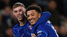 Cole Palmer dan Jadon Sancho berselebrasi dalam kemenangan Chelsea atas Southampton di St Mary's Stadium, Kamis (5/12/2024). (AFP/Glyn Kirk)