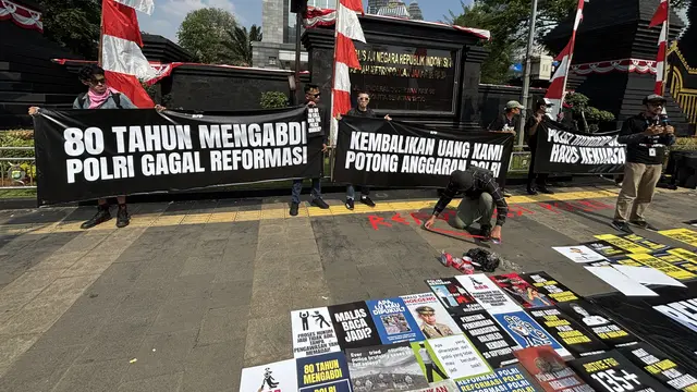 Koalisi Masyarakat Sipil untuk Reformasi Kepolisian menggelar aksi unjuk rasa di depan Polda Metro Jaya, Rabu (1/7/2026). (Liputan6.com/Ady)
