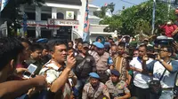 Ratusan sopir angkot kembali menggelar aksi di depan kantor DPRD Kota Cirebon. (Liputan6.com/Panji Prayitno)