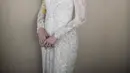 Jessica Mila tampil dengan kebaya putih dan aksesori adat Batak untuk pengantin perempuan. [Foto: Instagram/jscmila]