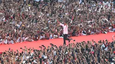Capres 01 Joko Widodo berlari menyapa pendukungnya saat kampanye akbar bertajuk 'Konser Putih Bersatu' di Stadion Gelora Bung Karno, Jakarta, Sabtu (13/4). Dalam kampanyenya Jokowi mengajak  untuk mencoblos pasangan 01 Jokowi-Ma'ruf Amin saat Pemilu 2019. (Liputan6.com/Angga Yuniar)