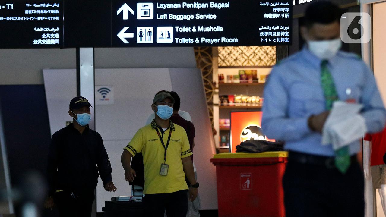 Kenakan Masker Pelindung di Bandara Soetta