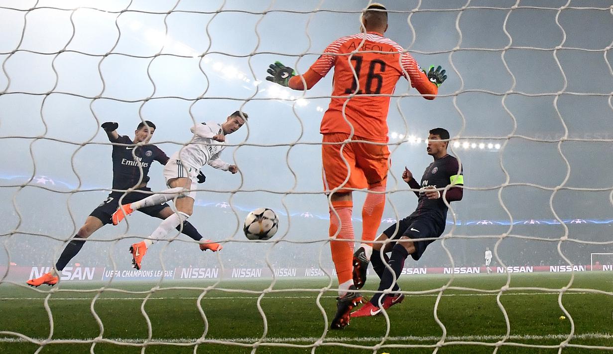 Bintang Real Madrid, Cristiano Ronaldo melepaskan sundulan saat melawan PSG pada laga Liga Champions di Stadion Parc des Princes, Paris, Selasa (6/3/2018). PSG kalah agregat 2-5 dari Madrid. (AFP/Franck Fife)