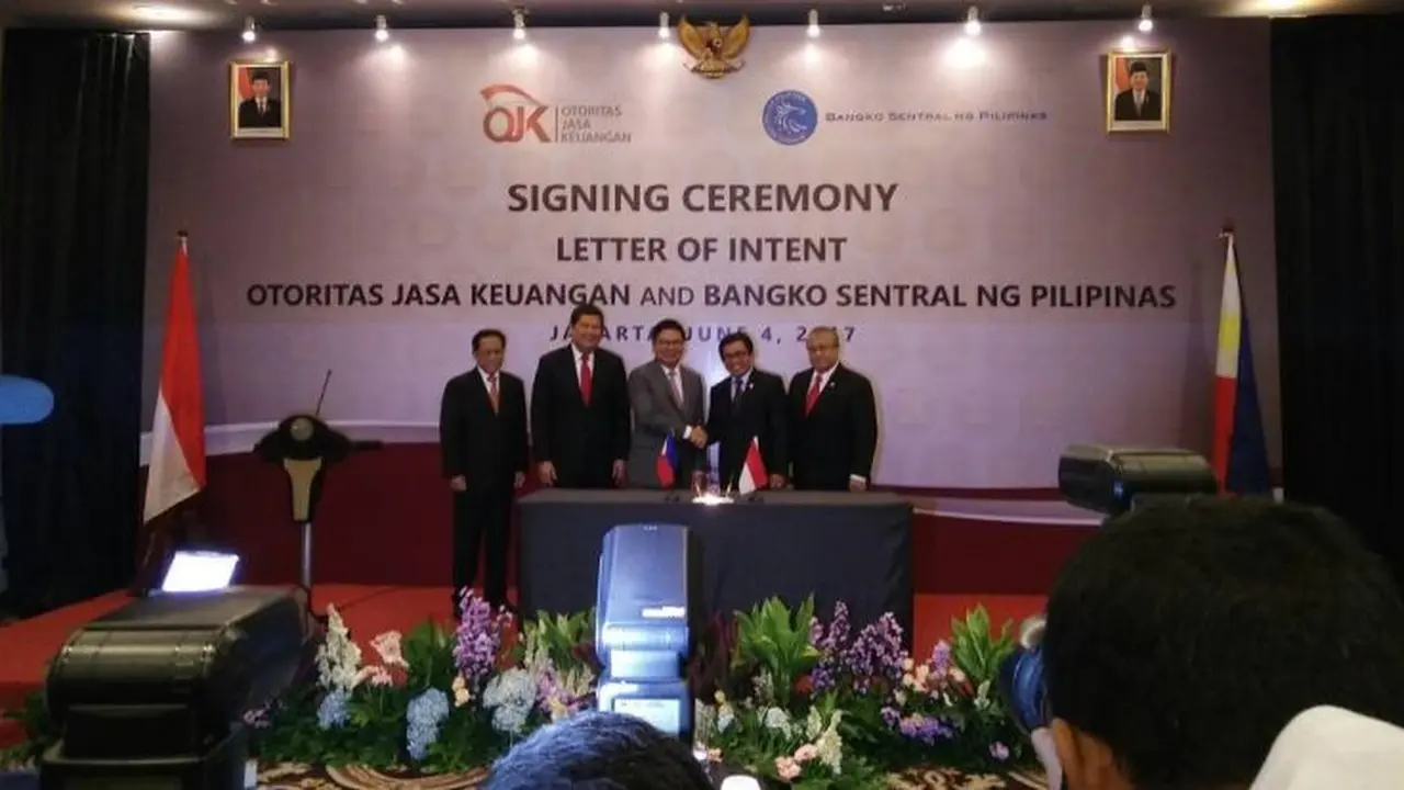 OJK dan Bank Sentra Filipina menandatangani Letter of Intent dalam implementasi ASEAN Banking Integration Framework (ABIF), Minggu (4/6/2017). (Deny/Liputan6.com)