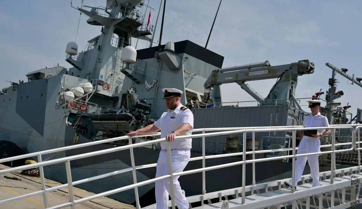 Kapal ini akan berada di Indonesia hingga 21 Januari mendatang. (BAY ISMOYO/AFP)