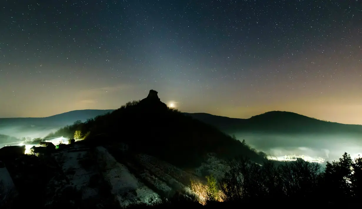 Cahaya bintang berwarna putih terlihat pada langit malam di Hajnacka, Slovakia, Kamis (7/2). Fenomena astronomi indah ini paling jelas terlihat pada bulan Februari dan Maret setelah matahari terbenam. (Peter Komka/MTI via AP)