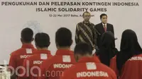 Sesmenpora, Gatot S Dewa Broto didampingi Ketua KOI, Erick Thohir saat pelepasan Atlet Islamic Solidarity Games (ISG) di Hotel Atlet Senayan, Jakarta, Minggu (07/05/2017). ISG akan berlangsung di Azerbaijan, 12-22 Mei 2017. (Bola.com/M Iqbal Ichsan)