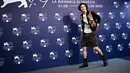 <p>Aktor Prancis-AS, Timothee Chalamet berpose saat sesi pemotretan untuk film "Bones And All" yang mengikuti Venice Film Festival 2022 ke-79 di Lido, Venesia, Italia (2/9/2022). Timoth&eacute;e Chalamet menunjukkan selera gayanya yang eksentrik. (AFP/Marco Bertorello)</p>