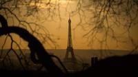 Pemandangan Menara Eiffel yang diselimuti kabut polusi, Paris, Prancis (3/12). Kondisi berkabut ini terjadi karena dinginnya udara malam dan hangatnya suhu siang hari, sehingga polusi kendaraan terperangkap dan sulit hilang. (AFP/Lionel Bonaventure)