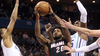 Pemain Miami Heat, Justise Winslow #20 berusaha melewati hadangan para pemain Charlotte Hornets pada laga NBA di Spectrum Center, (29/12/2016). Hornets menang 91-82. (Reuters/Sam Sharpe-USA TODAY Sports)