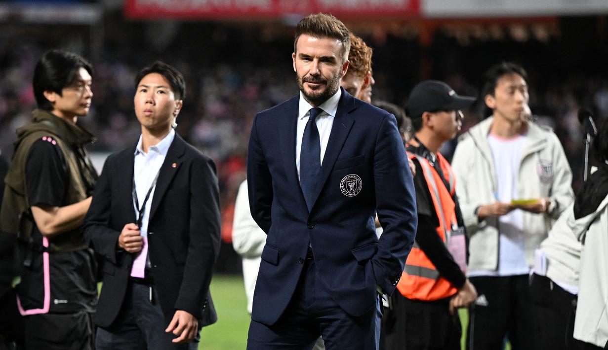 Pemilik Inter Miami, David Beckham (tengah) mendengarkan cemoohan penonton setelah tak memainkan Lionel Messi pada pertandingan persahabatan antara Hong Kong XI melawan Inter Miami di Stadion Hong Kong, Hong Kong, Minggu, 4 Februari 2024 waktu setempat. (AFP/Peter Parks)
