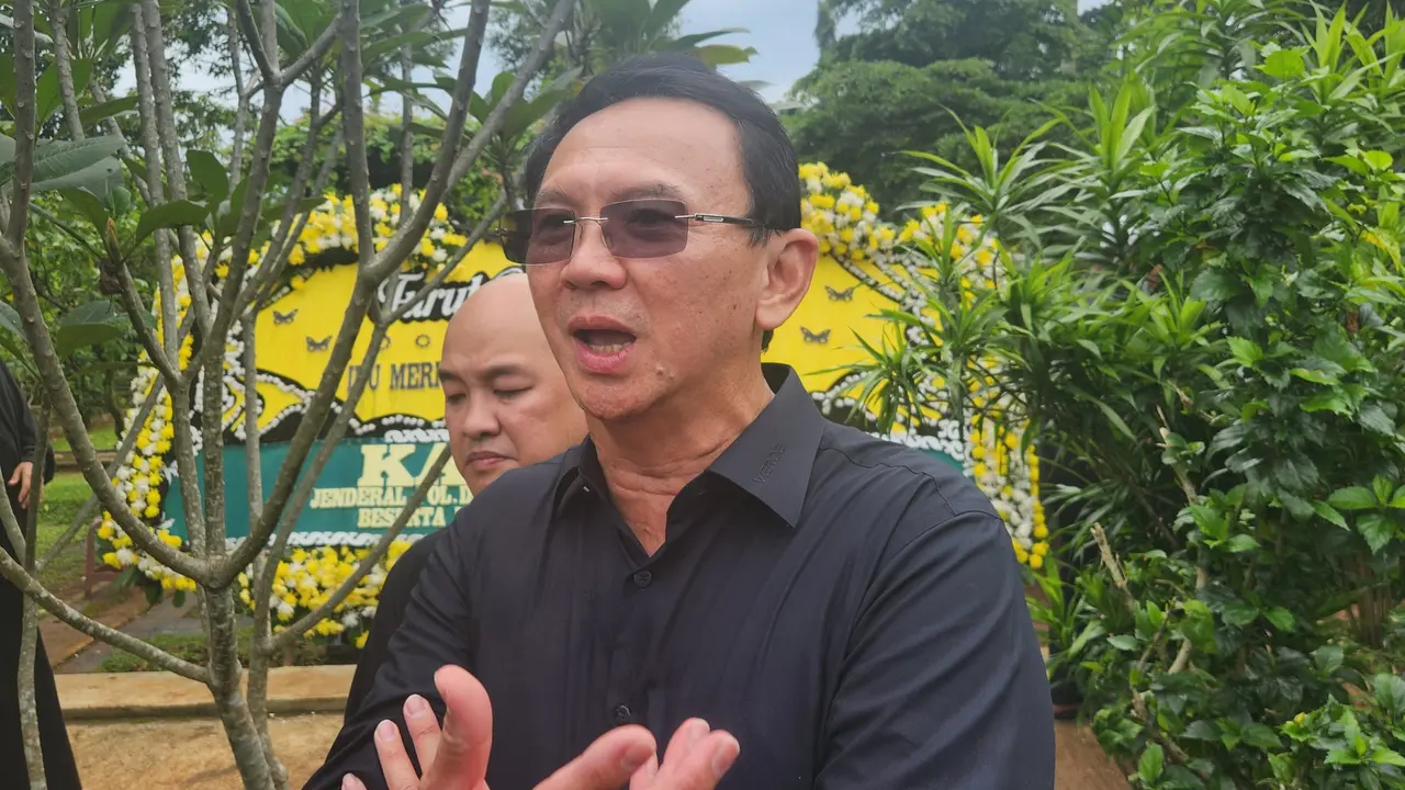 Ahok, nama panggilan dari Politikus PDIP Basuki Tjahja Purnama di Tempat Pemakaman Bukan Umum (TPBU) Giri Tama Tonjong, Bogor.