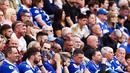 Suporter Leicester City tampak lesu saat menyaksikan laga melawan West Ham United pada laga Liga Inggris di Stadion King Power, Minggu (28/5/2023). The Foxes resmi degradasi setelah mengakhiri musim di urutan 18 klasemen akhir dengan 34 poin. (AFP/Darren Staples)