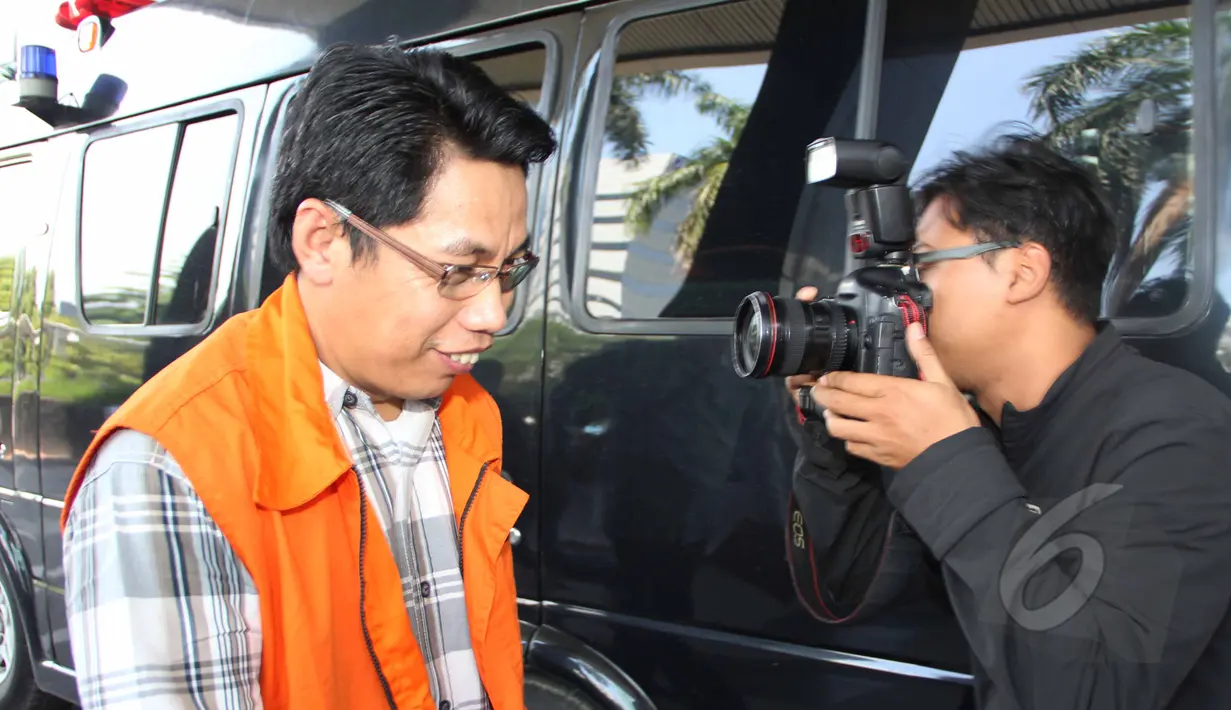 Direktur CV Tri Daya Pratama (TDP) Saipul Jamil menjalani pemeriksaan di Gedung KPK, Jakarta, Senin (23/3). Saipul diperiksa terkait dugaan korupsi pelaksanaan tukar guling tanah antara Pemkot Tegal dan pihak swasta tahun 2012. (Liputan6.com/Helmi Afandi)
