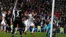 Skuat asuhan Zidane Zidane mencatat sejarah dan rekor baru usai mengalahkan Deportivo La Coruna 3-2 di Santiago Bernabeu, Minggu (11/12). Madrid kini sudah membukukan 35 pertandingan berturut-turut tanpa kekalahan. (REUTERS / Javier Barbancho)