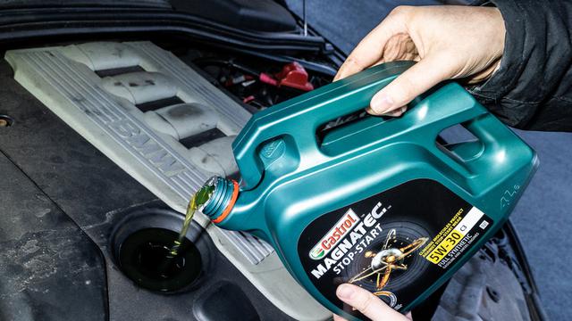 Selain Jarak Penggantian Oli Mesin Juga Berdasarkan Waktu Pemakaian Otomotif Liputan6 Com