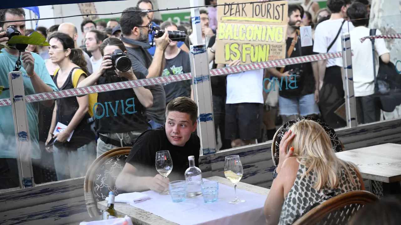 Demonstrasi Anti-Turis Pecah di Barcelona, Wisatawan Disemprot Pistol Air