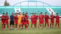 Para pemain Vietnam U-16 merayakan kemenangan 2-0 atas Thailand U-16 usai laga semifinal AFF U-16 2022 di Stadion Maguwoharjo, Sleman, Rabu (10/8/2022) sore WIB. (Bola.com/Bagaskara Lazuardi)
