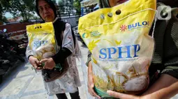 Sebagai upaya menekan kenaikan harga beras, pemerintah telah menugaskan Perum Bulog untuk  menyalurkan beras SPHP dengan harga jual sesuai Harga Eceran Tertinggi (HET) di tingkat  konsumen. (Liputan6.com/Angga Yuniar)