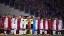 Para pemain memberikan penghormatan atas meninggalnya pemain Fiorentina, Davide Astori sebelum laga Serie A di Olympic Stadium, Roma, (9/3/2018). Roma menang 3-0. (AFP/Filippo Monteforte)