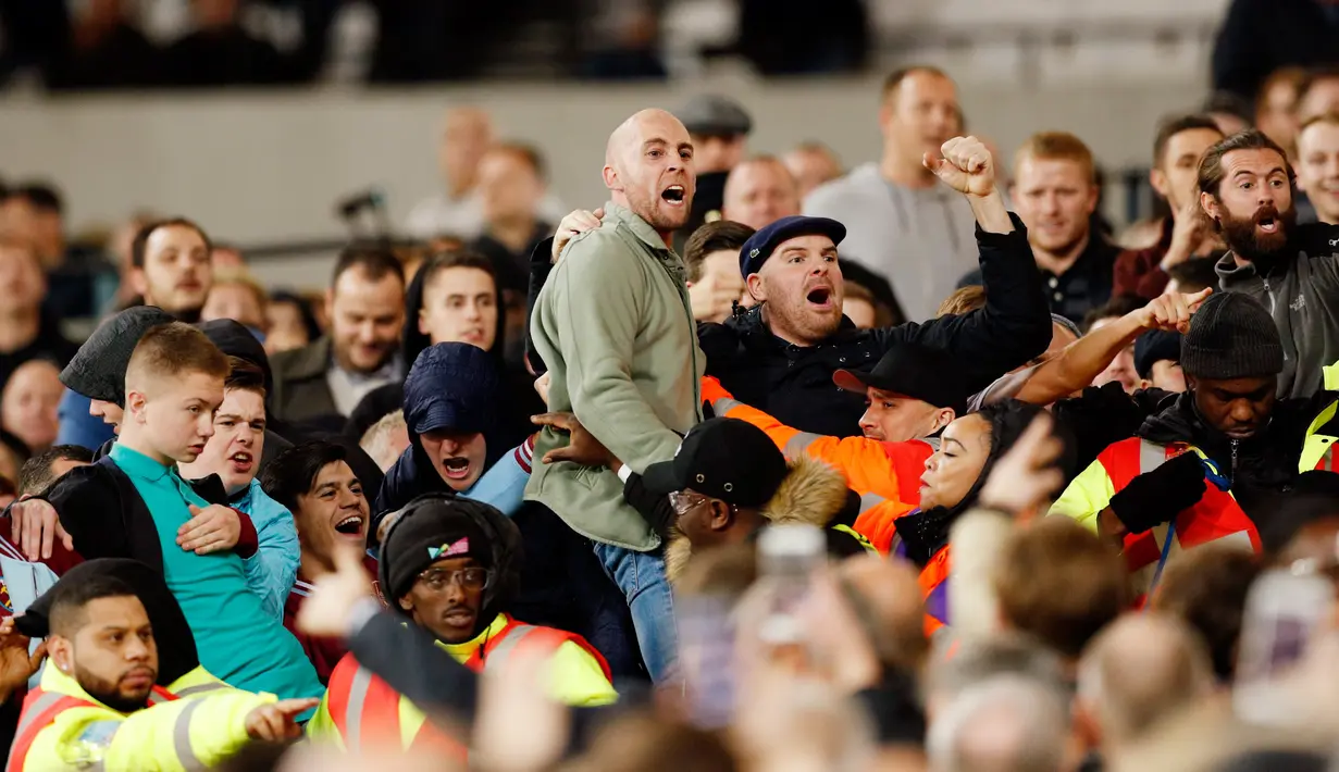 Para pendukung West Ham United yang memicu kerusuhan dengan pendukung Chelsea saat pertandingan Piala Liga Inggris (EFL Cup) di Stadion London, Inggris (26/10). The Hammers, julukan untuk West Ham menang dengan skor 2-1 atas Chelsea. (Reuters/John Sibley)