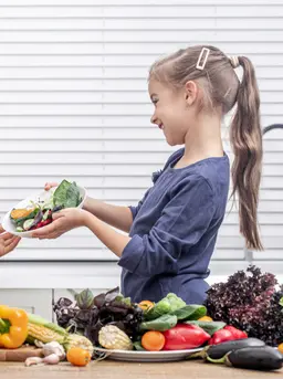 Setiap orang tua tentu ingin melihat anaknya tumbuh optimal, percaya diri, dan bahagia dengan apa yang ia lakukan. Tak sedikit pula yang berharap anak memiliki bakat tertentu, entah di bidang akademik, seni, olahraga, atau kemampuan lain yang dianggap menjanjikan di masa depan. (foto/dok: freepik/pvproductions)