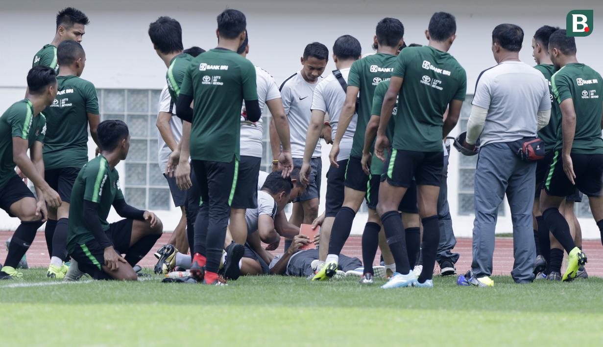 Sejumlah pemain tampak panik saat Direktur Teknik PSSI, Danurwindo, pingsan usai memantau sesi latihan di Stadion Wibawa Mukti, Jawa Barat, Sabtu (03/11/2018). Danurwindo ambruk ketika melakukan sesi foto bersama. (Bola.com/M Iqbal Ichsan)