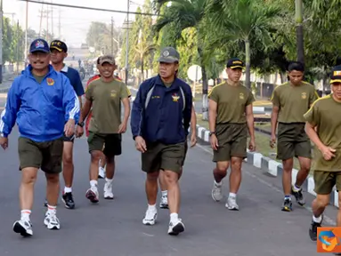 Citizen6, Surabaya: Olahraga bersama ini merupakan hal yang biasa dan rutin dilakukan setiap hari oleh prajurit Marinir khususnya prajurit Pasmar-1. (Pengirim: Roby Eka Sanjaya)