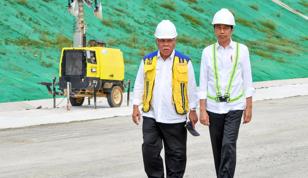 Menurut Presiden, saat ini progres pengerjaan jalan tol tersebut telah mencapai hampir 55 persen. Kepala Negara berharap jalan tol tersebut bisa dipakai pada pertengahan tahun 2024 mendatang. (Foto: Dok. Sekretariat Presiden)