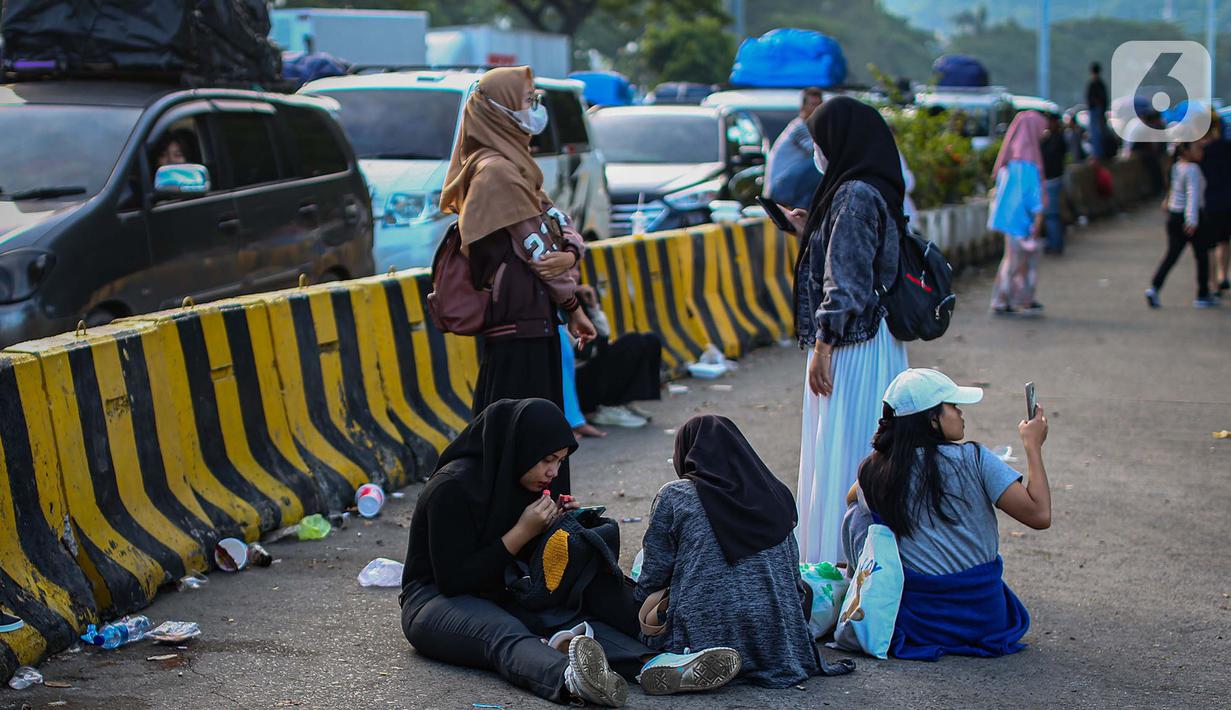 Pemudik melepas kepenatan dengan duduk-duduk di Dermaga Pelabuhan Merak. (Liputan6.com/Angga Yuniar)