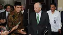 Menteri Agama Lukman Hakim Saifuddin (kiri) bersama Dubes AS untuk Indonesia, Joseph R Donovan menemui pewarta usai pertemuan di Kemenag, Jakarta, Selasa (7/2). Pertemuan untuk memperbanyak kerjasama di bidang pendidikan. (Liputan6.com/Helmi Fithriansyah)