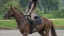 Hobi berkuda memang cukup banyak disukai para seleb wanita. Olahraga yang menantang ini bisa memacu adrenalin saat menikmati serunya naik kuda yang berlari bahkan melewati berbagai halang rintang di area latihan. (Liputan6.com/IG/@reginaaphx)