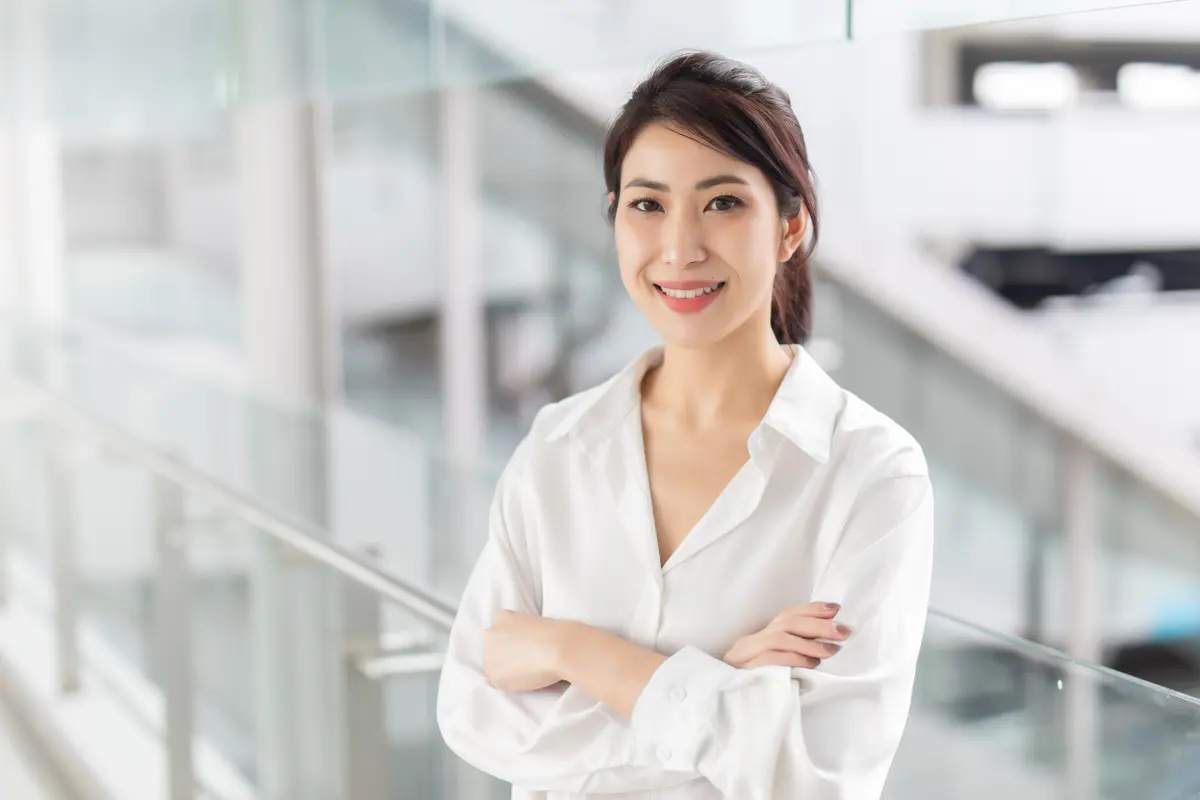 mandiri dewasa bahagia karier kemeja putih rapi