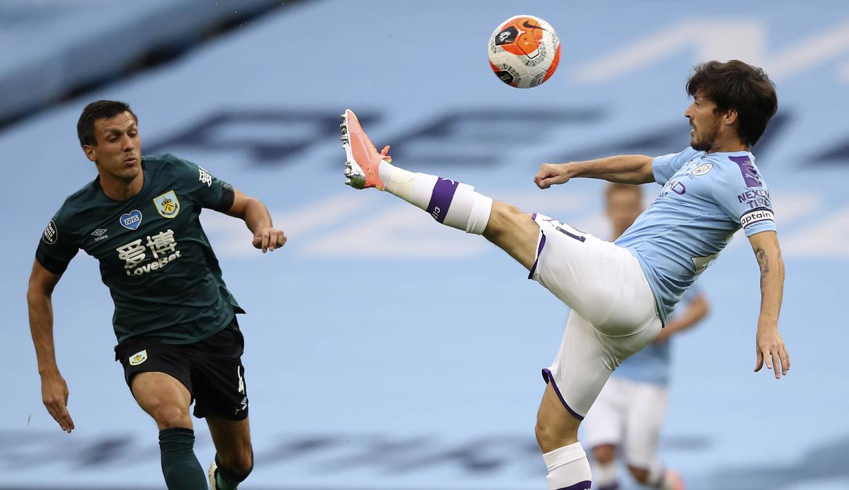 Pemain Manchester City, David Silva, mengontrol bola saat melawan Burnley pada laga Premier League di Stadion Etihad, Senin (22/6/2020). Manchester City menang 5-0 atas Burnley. (AP/Shaun Botterill)